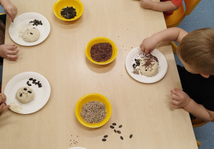 dzieci wbijają pestki w ciasto