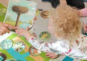 chłopiec dokłada do dużego obrazka , mały wybrany przez siebie