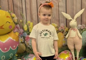 chłopiec uśmiecha się, na głowie ma opaskę uszy królika