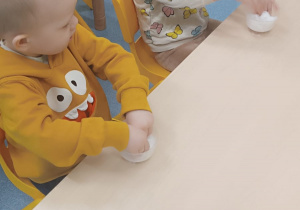 dzieci ugniatają watę w kubeczkach