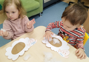 dzieci wyklejają baranki