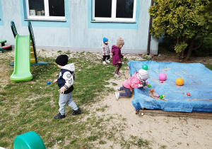 dzieci noszą jajka na łyżkach