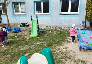 dzieci noszą jajka na łyżkach