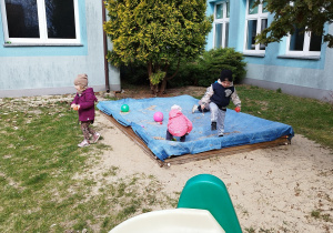 dzieci podnoszą jajka i noszą na łyżkach