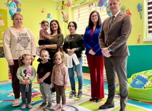 opiekunki wraz z panią dyrektor, dziećmi i gośćmi stoją do zdjęcia