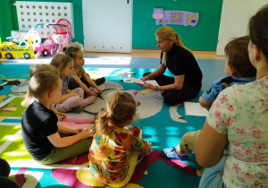 pani pedagog rozmawia z dziećmi po przeczytanej bajce