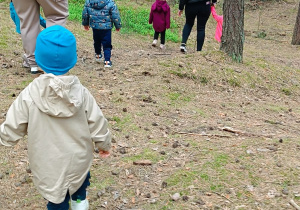 dzieci wraz z opiekunkami schodzą z górki