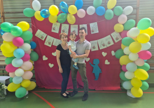 rodzice w synem pozują do zdjęcia