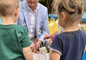 pan burmistrz rozdaje dzieciom piłki