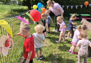 opiekunka i dzieci malja kwiaty z papierowych talerzy
