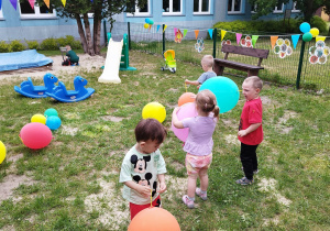dzieci bawią się balonami