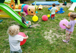dzieci bawią się balonami