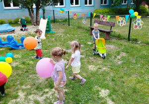 dzieci bawią się balonami