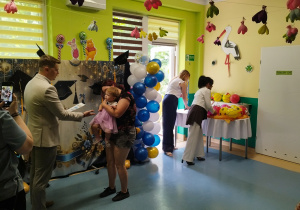 dziewczynka z mamą podchodzi do pana burmistrza