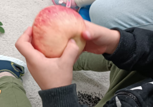 jabłko w rączkach dziecka