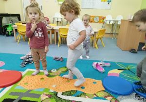 chłopiec przechodzi po macie z kolcami